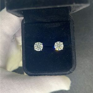 2Ct Moissanite Stone 925 sterling silver stud earrings